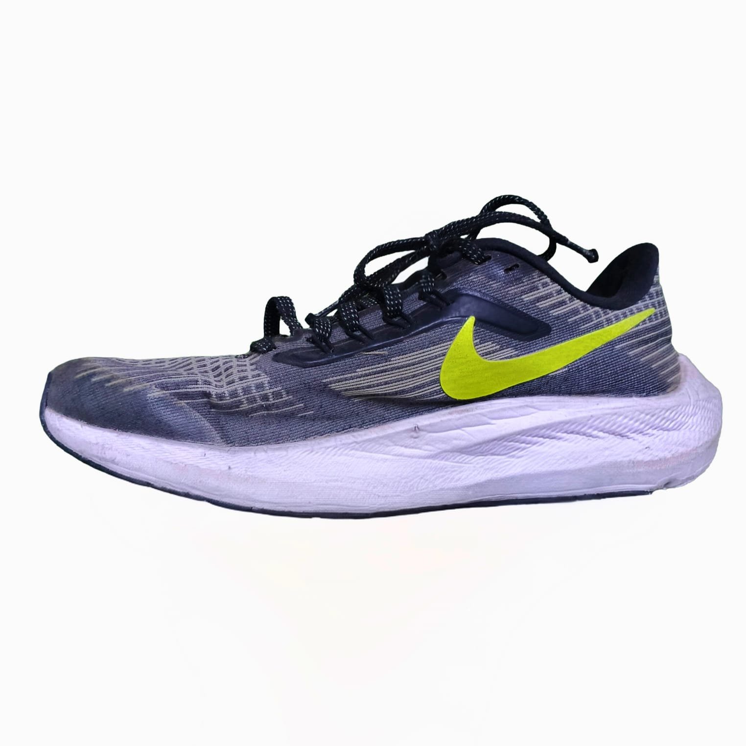 Pre-Loved NIKE Zoom Runner Sneakers